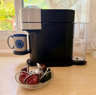 Cafetera Nespresso Vertuo Next Krups + Cápsulas