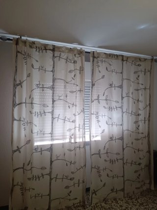 Cortinas beige y negras con estampado de árboles