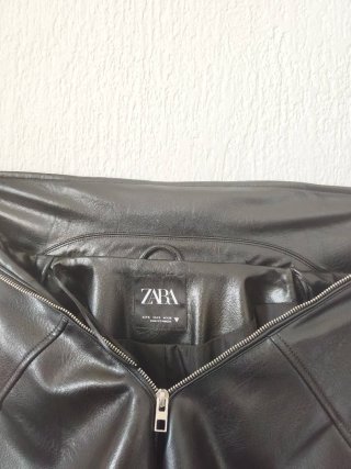 Cazadora efecto piel oversize Zara Talla S