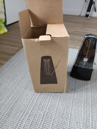 Metrónomo Rayzm Negro con Caja e Instrucciones.