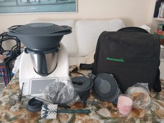 Thermomix con accesorios y bolsa