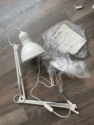 Lámpara de mesa blanca articulada