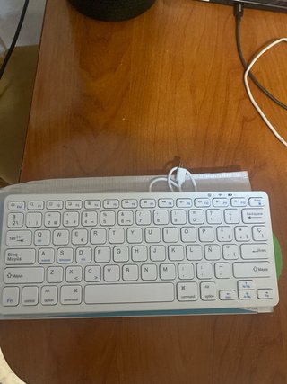 Teclado Inalámbrico Blanco y Morado