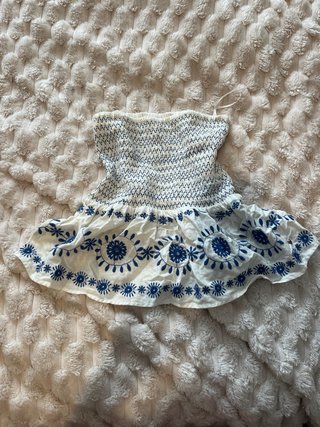 Falda bordada azul y blanca