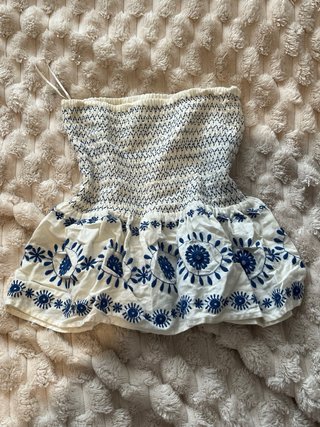Falda bordada azul y blanca