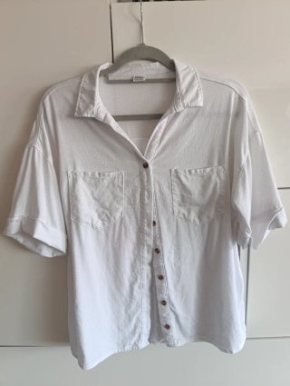 Camisa blanca de manga corta