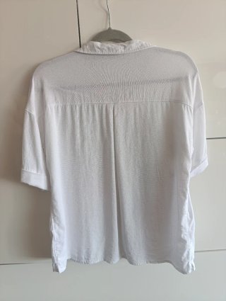 Camisa blanca de manga corta