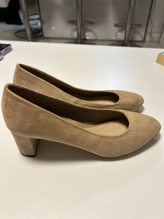 Zapatos de salón beige tacón bajo
