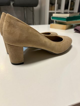 Zapatos de salón beige tacón bajo