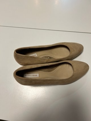 Zapatos de salón beige tacón bajo
