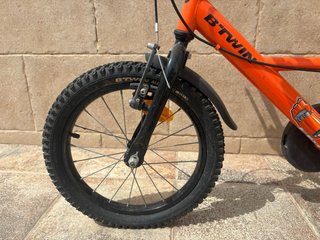 Bicicleta infantil naranja con ruedines