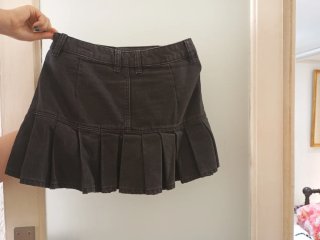 Falda vaquera negra plisada