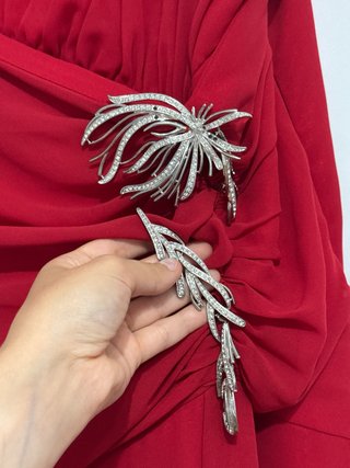 Vestido rojo elegante con pedrería