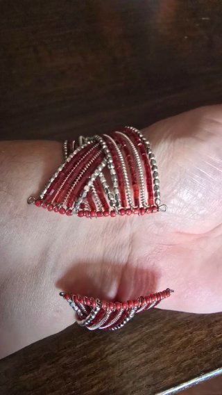 Bracciale rigido rosso e argento