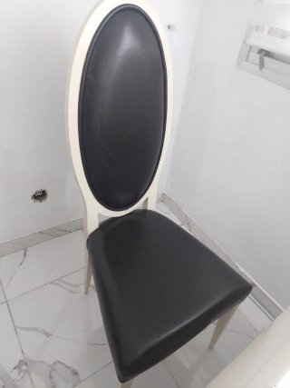 Mesa de comedor blanca de madera