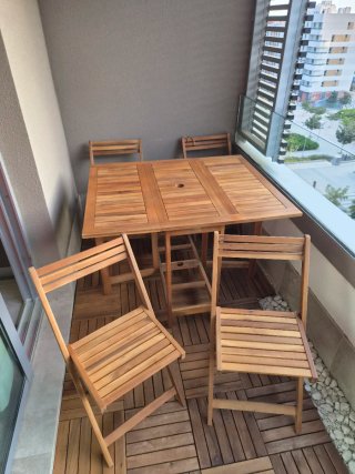 Mesa y sillas de madera plegables para terraza