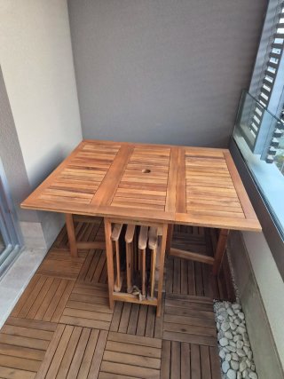 Mesa y sillas de madera plegables para terraza