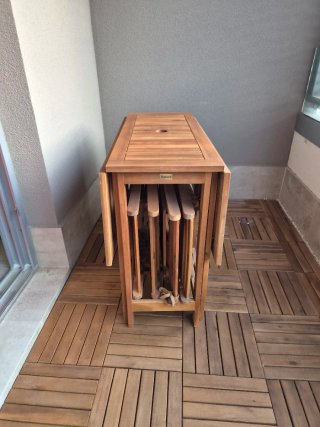 Mesa y sillas de madera plegables para terraza