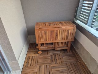 Mesa y sillas de madera plegables para terraza