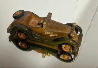 Coche de madera decorativo