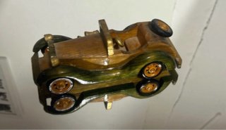 Coche de madera decorativo