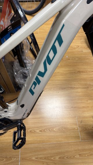 Bicicleta Pivot Beige/Negra Metal