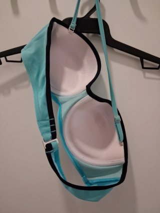 Biquíni azul com contorno preto