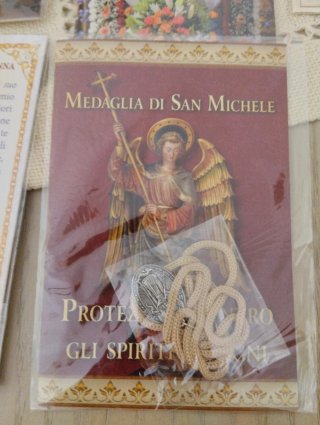 Lotto di sette immagini e oggetti Sacri