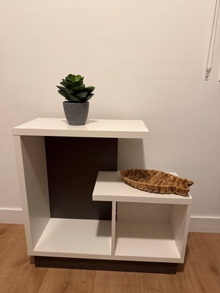 Mueble auxiliar moderno blanco.