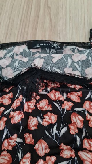 Camiseta floral con encaje