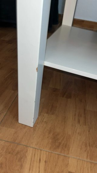 Mesa de centro blanca con estante