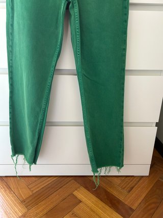 Pantalón vaquero Zara verde