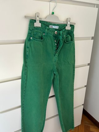 Pantalón vaquero Zara verde