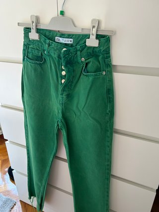 Pantalón vaquero Zara verde