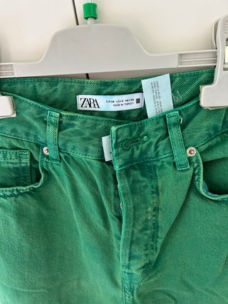 Pantalón vaquero Zara verde
