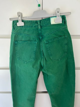 Pantalón vaquero Zara verde