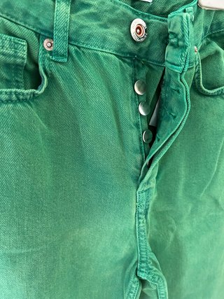 Pantalón vaquero Zara verde