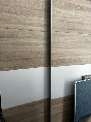 Armario de 2 puertas beige y blanco