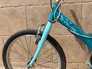 Bicicleta infantil azul con timbre y burra