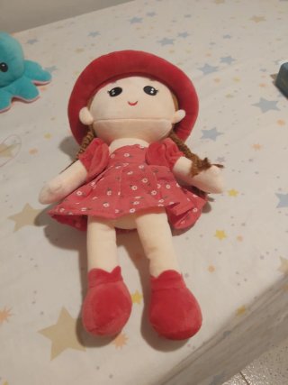 Muñeca de trapo con vestido rojo