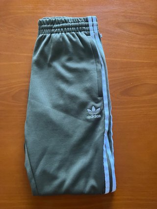 Pantalón chándal Adidas verde militar