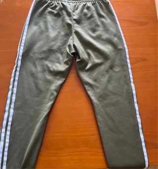 Pantalón chándal Adidas verde militar