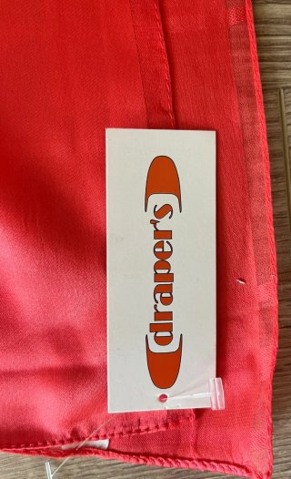 Pañuelo rojo con diseño a cuadros