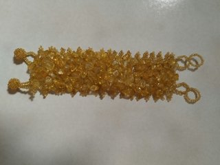Pulsera de piedras y abalorios dorados