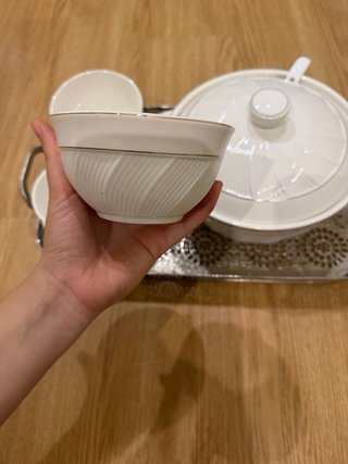 Sopera y cuencos de porcelana y metal