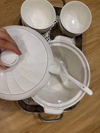 Sopera y cuencos de porcelana y metal