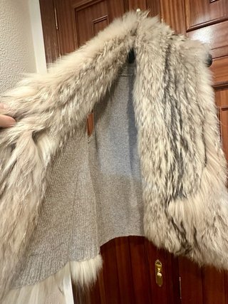 Chaleco de piel beige y gris