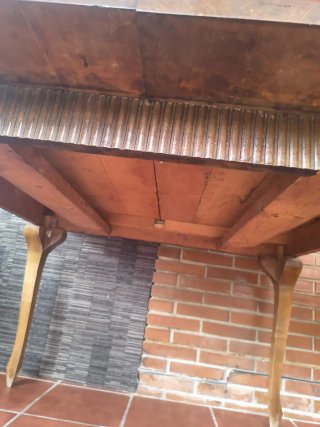 Mesa de comedor de madera