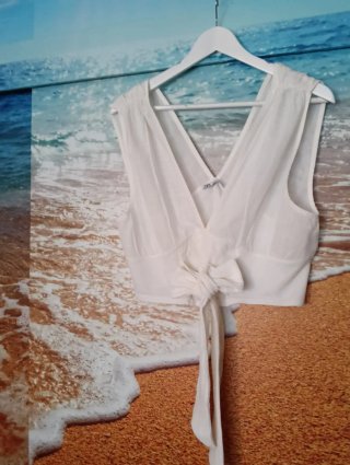 Blusa blanca sin mangas con lazada