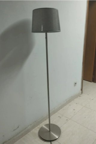 Lámpara de pie gris